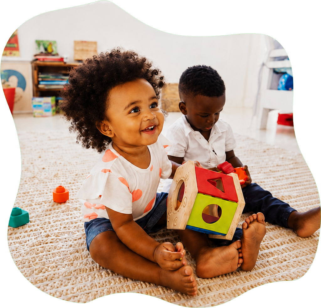 Crianças brincando com brinquedos da caixa