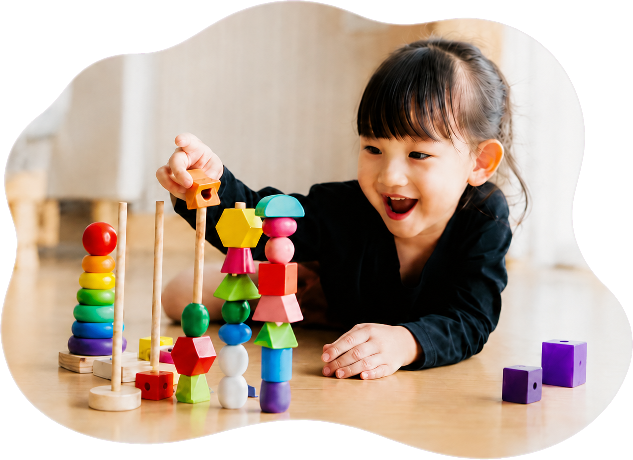 Menina brincando com brinquedos educativos